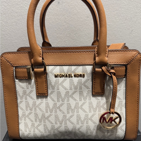 Micheal Kors handbag. - Picture 3 of 3